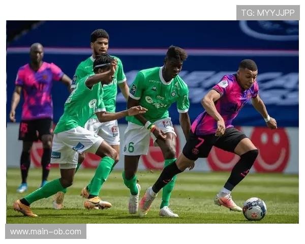 圣埃蒂安球迷因投掷硬币击中裁判被判缓刑，法甲严惩球场暴力